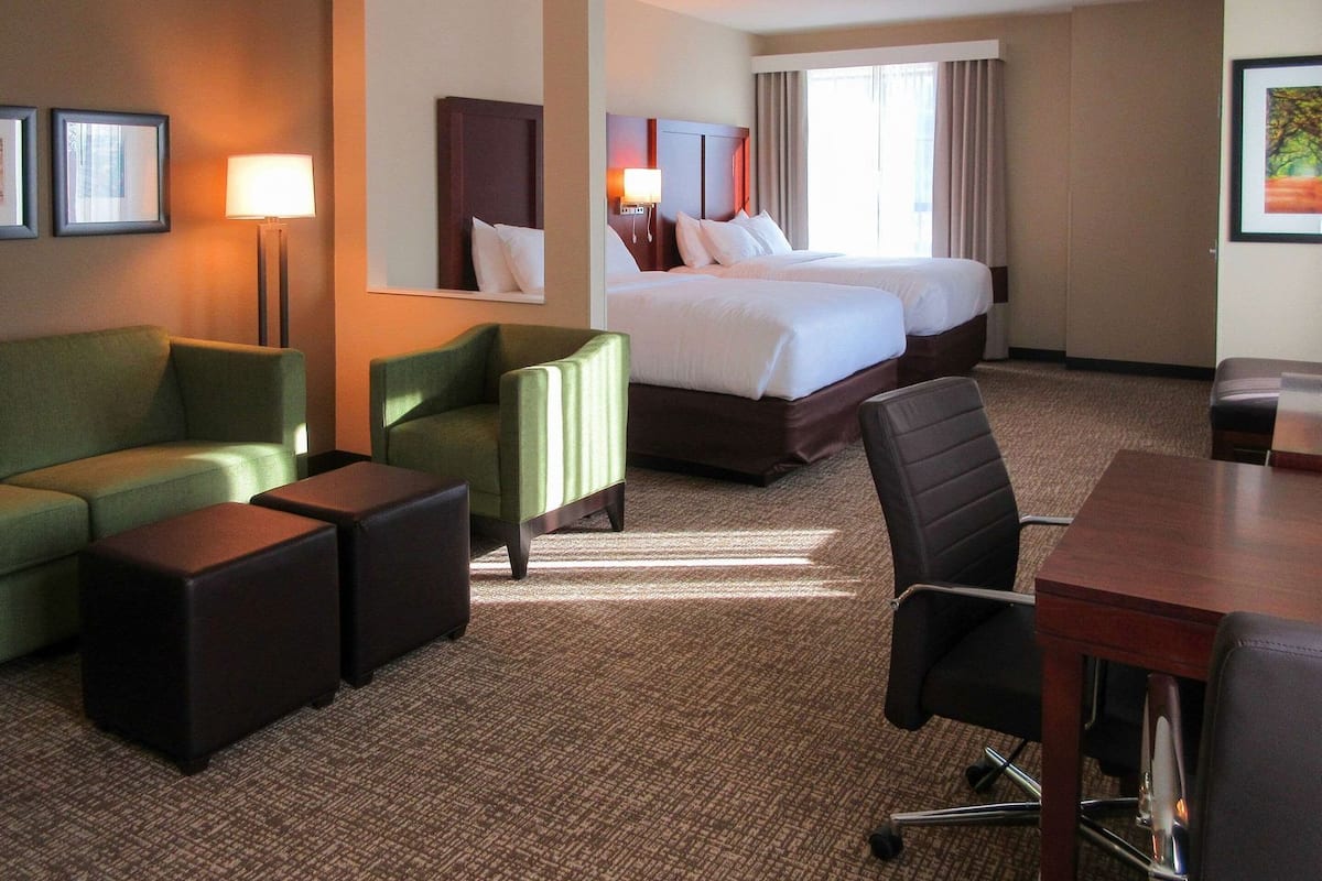 Desk, laptop workspace, iron/ironing board, free WiFi