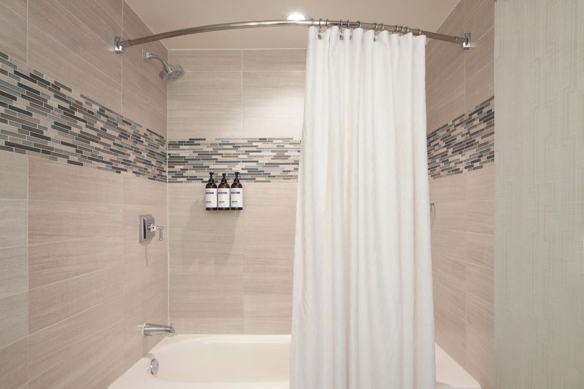 Hochwertige Bettwaren, Daunenbettdecken, Pillowtop-Betten, Zimmersafe