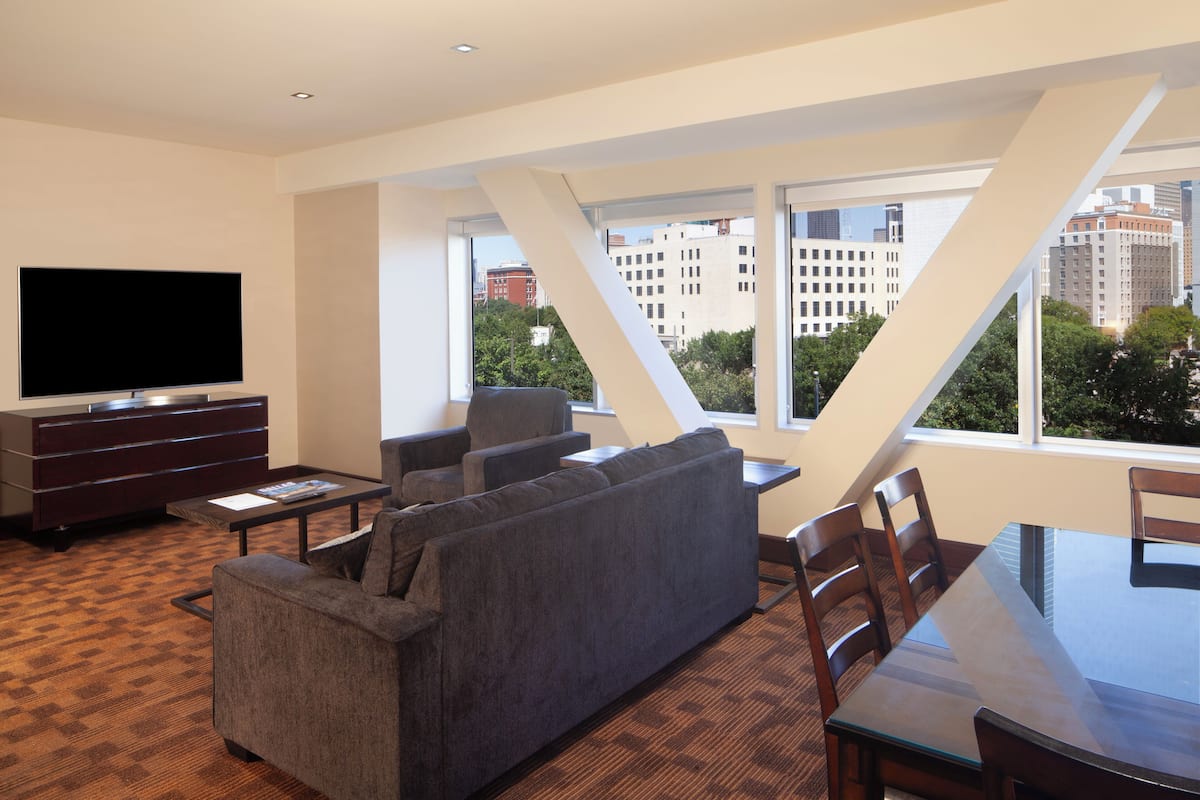 Junior Suite | Premium bedding, down comforters, pillowtop beds, in-room safe