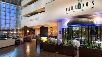 3 restaurantes; se sirven desayunos, comidas y cenas