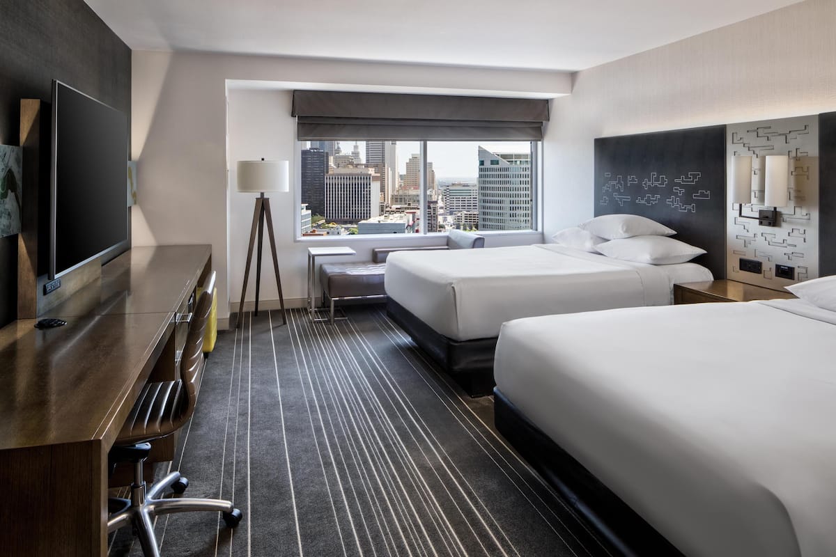 Zimmer, 2 Queen-Betten, Stadtblick | Hochwertige Bettwaren, Daunenbettdecken, Pillowtop-Betten, Zimmersafe
