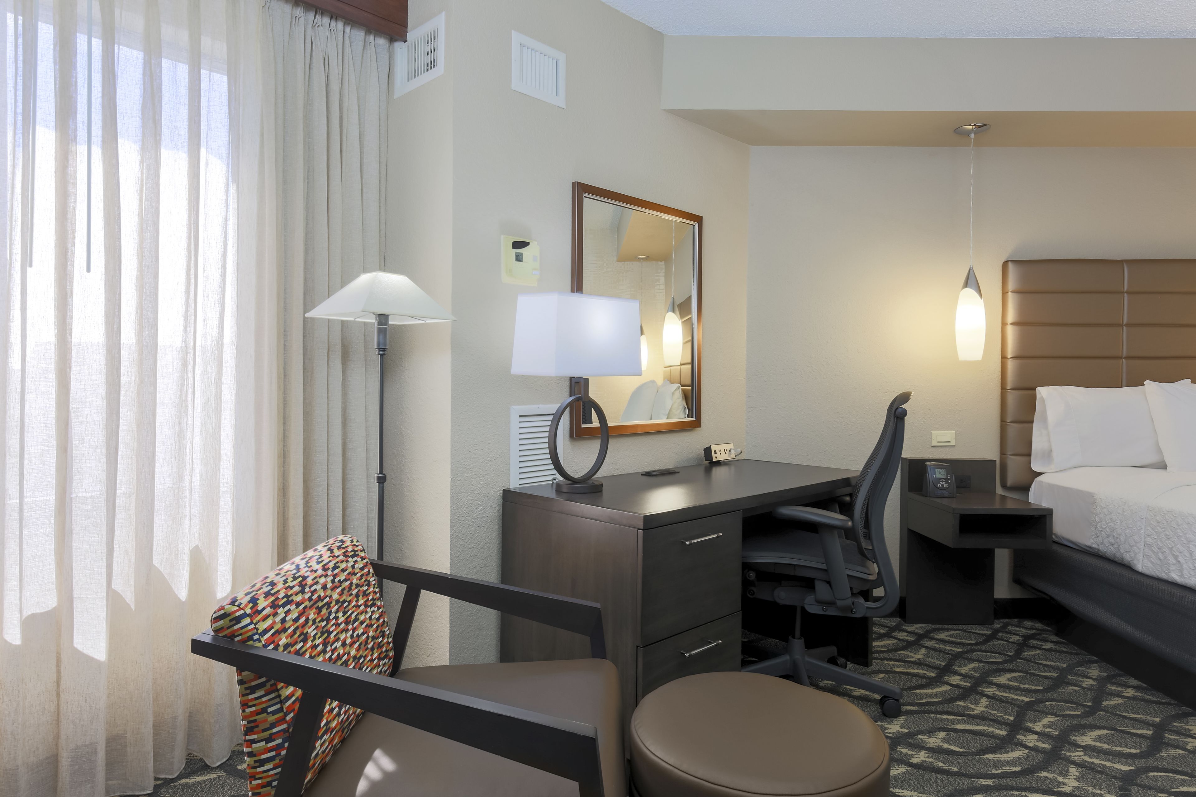 standard room, 1 queen bed | premium bedding, in-room safe, desk, soundproofing