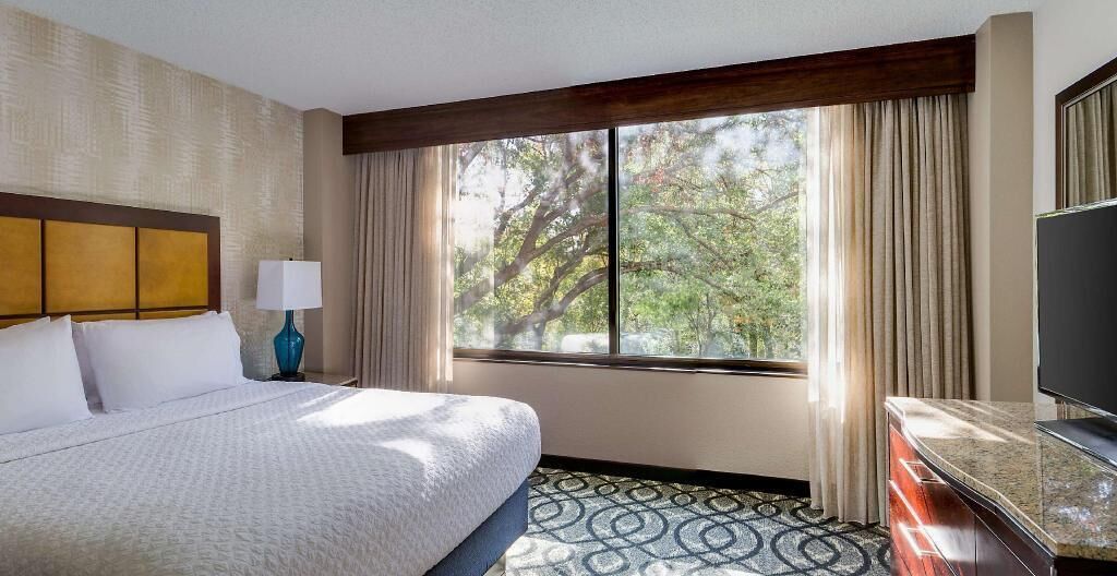 Hochwertige Bettwaren, Zimmersafe, Schreibtisch, schallisolierte Zimmer