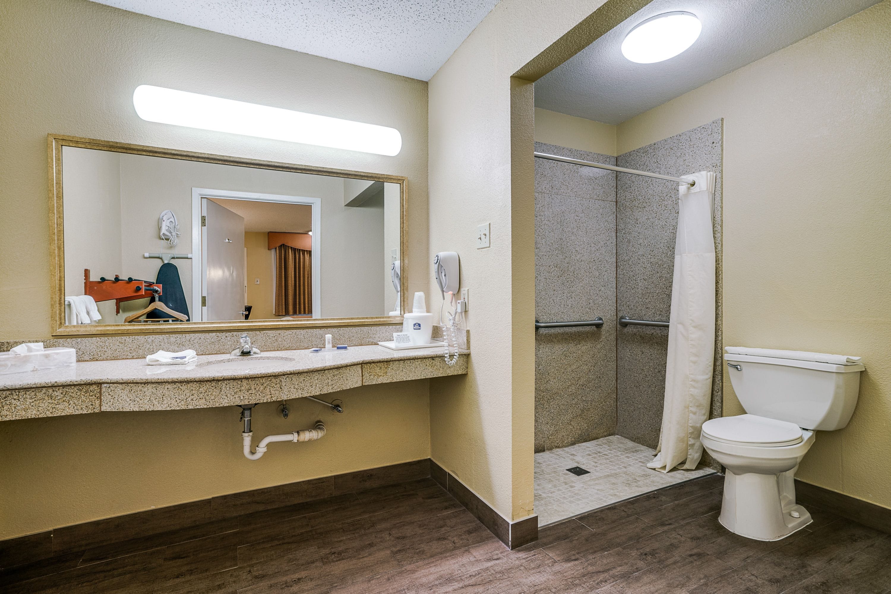 Combined shower/tub, free toiletries, hair dryer, towels