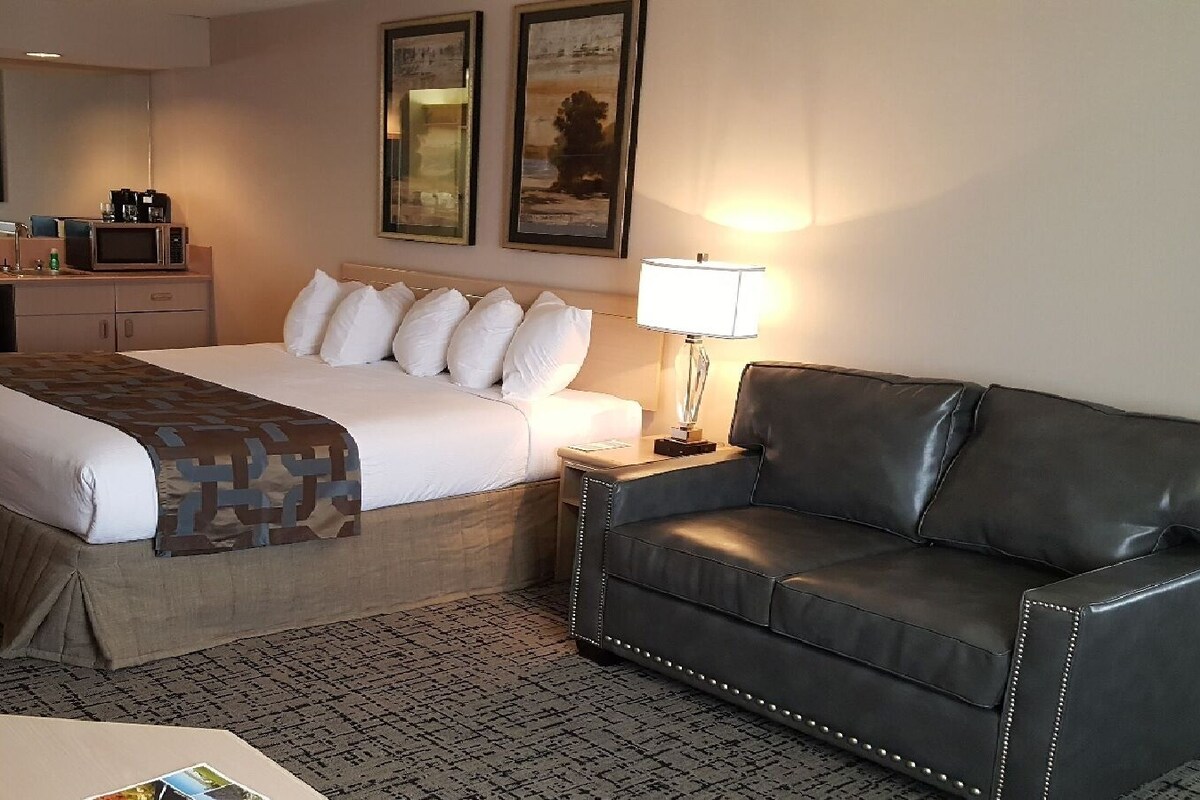 In-room safe, desk, iron/ironing board, WiFi (free)