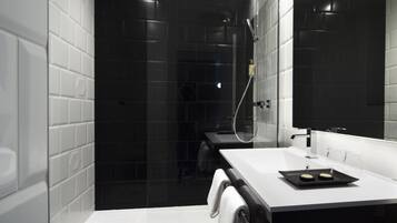 Superior Room | Bathroom | Free toiletries, hair dryer, towels