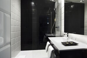 Superior kamer | Badkamer | Gratis toiletartikelen, een haardroger, handdoeken