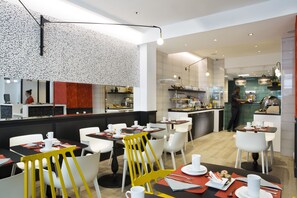 Petit déjeuner buffet (15 EUR par personne)