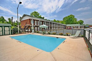 Seasonal outdoor pool - Hamilton Inn Jonesville NC (Jonesville)