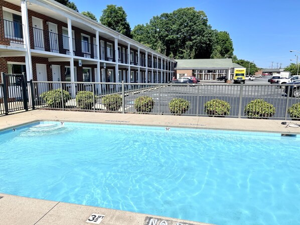 Una piscina al aire libre de temporada