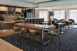 Se sirven desayunos y cenas, cocina americana