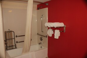 Zimmer, 1 King-Bett, barrierefrei, Nichtraucher (Handicap) | Badezimmer | Duschwanne, kostenlose Toilettenartikel, Haartrockner, Handtücher
