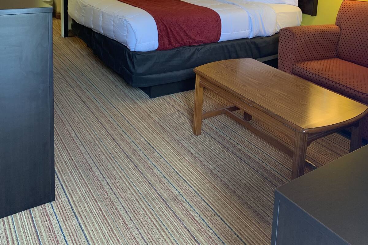 Room, 1 King Bed, Non Smoking | Desk, WiFi (free)
