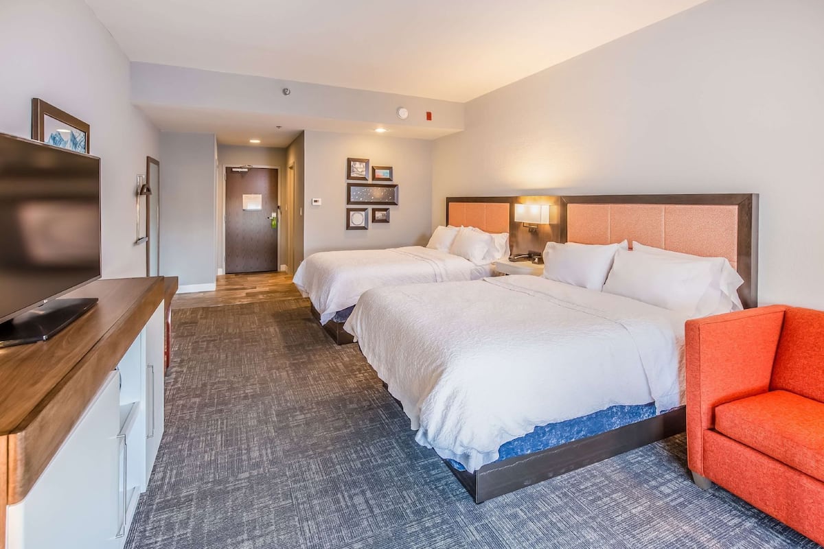 Hochwertige Bettwaren, Daunenbettdecken, Zimmersafe, Schreibtisch