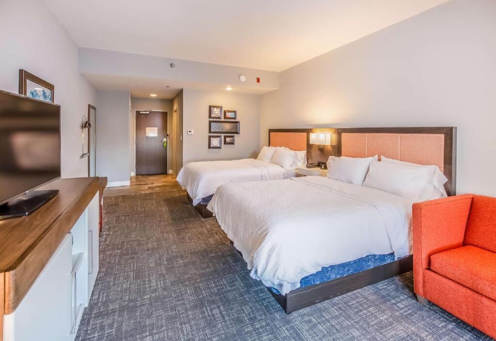 Premium bedding, down comforters, in-room safe, desk