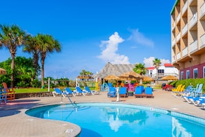 2 piscines extérieures, piscine chauffée, parasols de plage