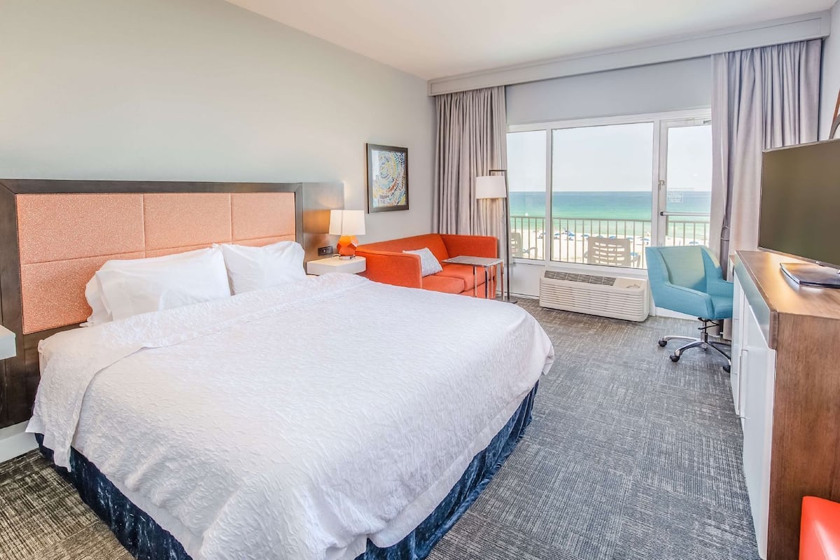 Hochwertige Bettwaren, Daunenbettdecken, Zimmersafe, Schreibtisch