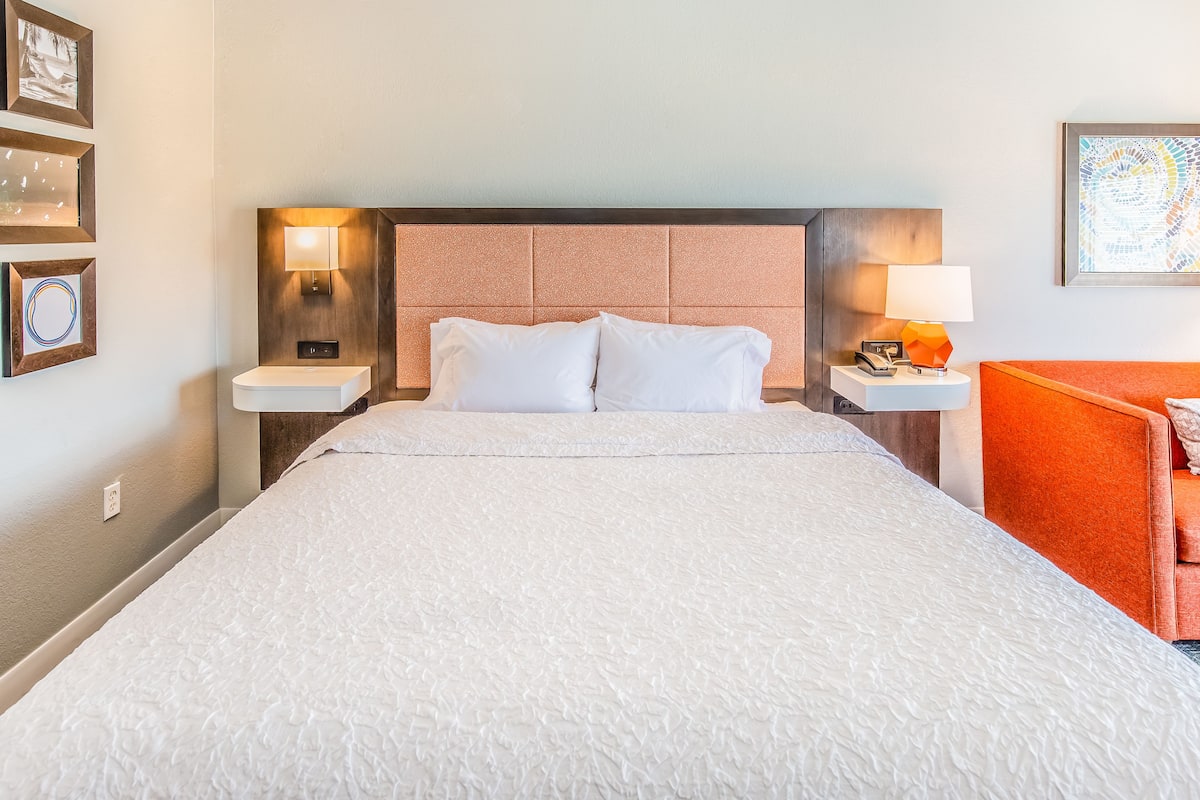 Chambre, 1 très grand lit, accessible aux personnes à mobilité réduite (Inland View, No Balcony) | Literie de qualité, couette en duvet, coffre-fort, bureau