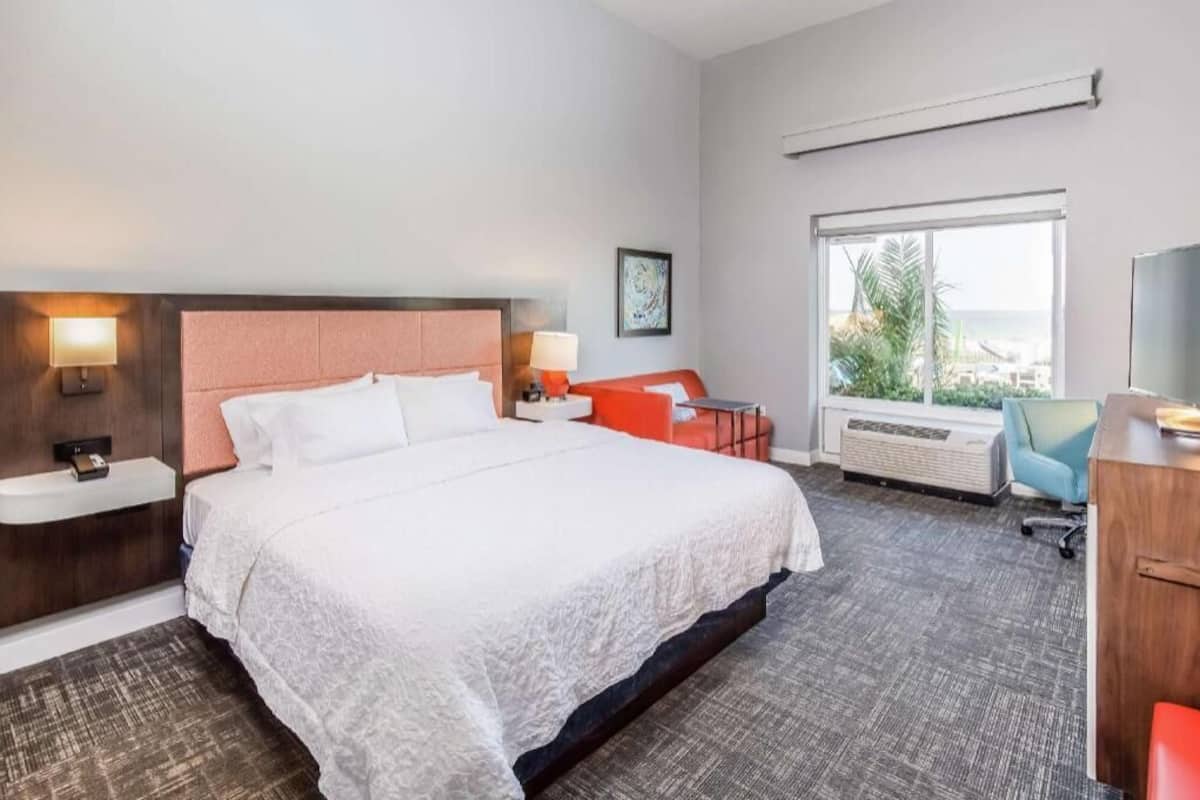 Hochwertige Bettwaren, Daunenbettdecken, Zimmersafe, Schreibtisch