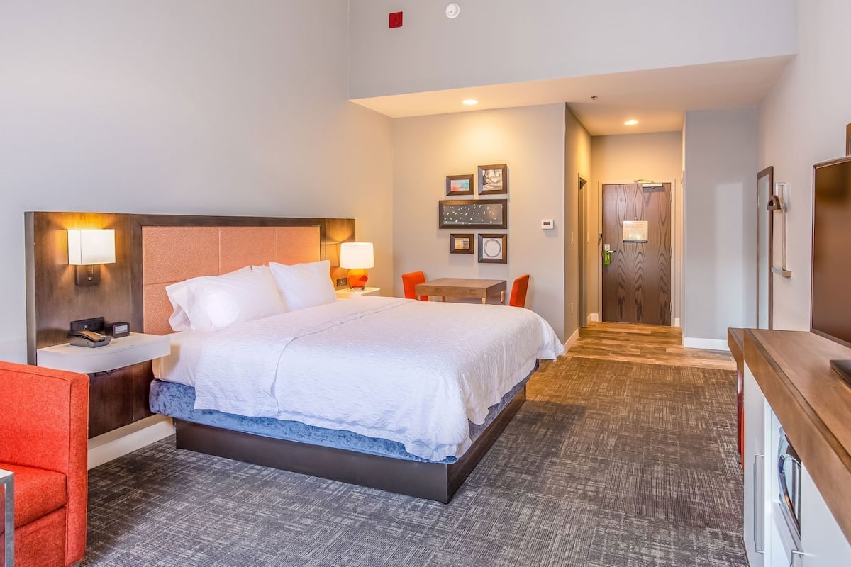 Hochwertige Bettwaren, Daunenbettdecken, Zimmersafe, Schreibtisch