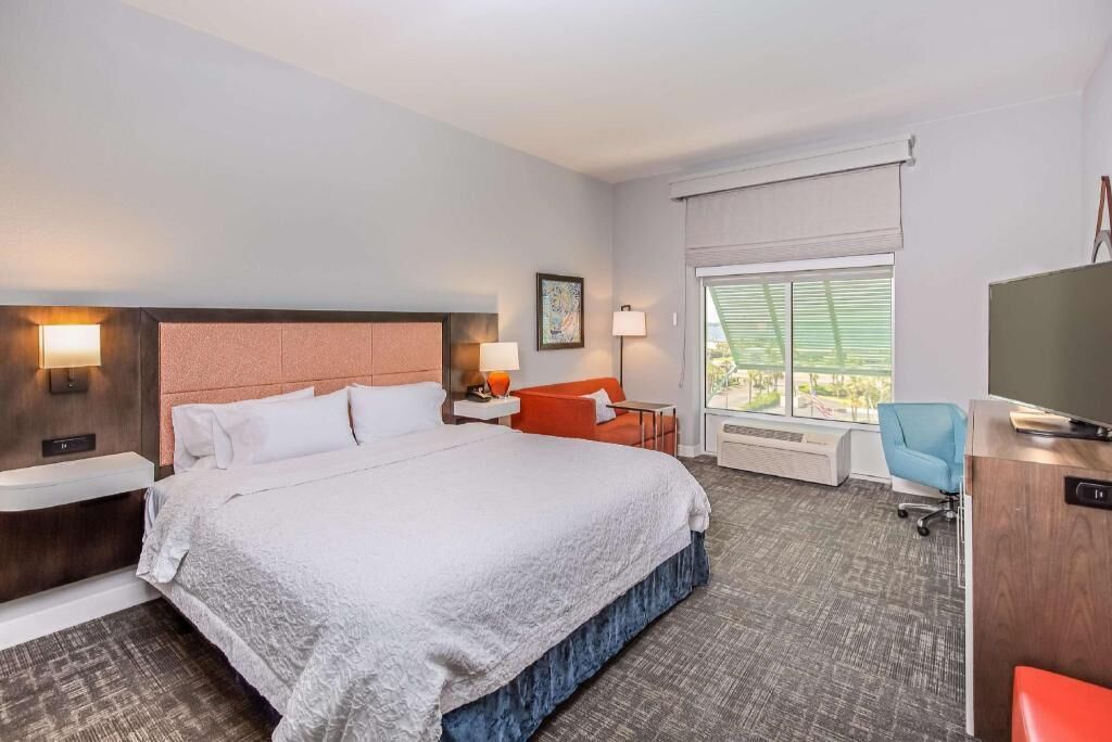 Premium bedding, down comforters, in-room safe, desk