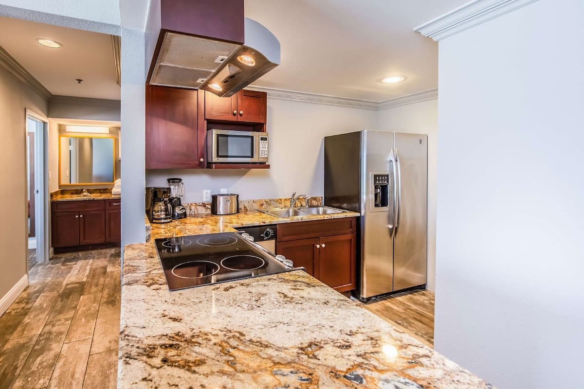 Eigene Küche | Kühlschrank, Mikrowelle, Wasserkocher mit Kaffee-/Teezubehör