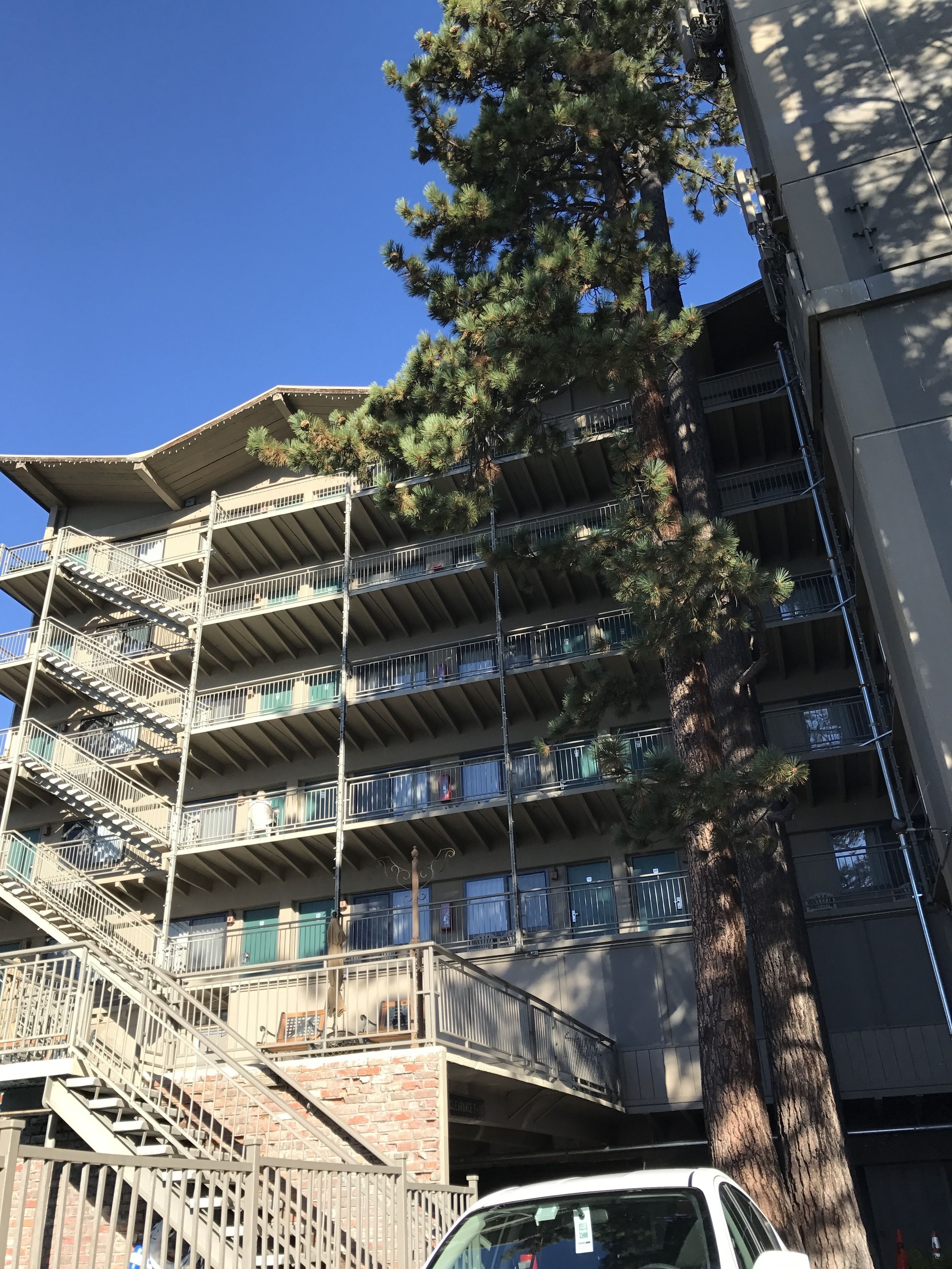 Un immeuble à plusieurs étages doté d’escaliers et de balcons extérieurs.
