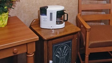 Een bureau, een strijkplank/strijkijzer, gratis wifi, beddengoed
