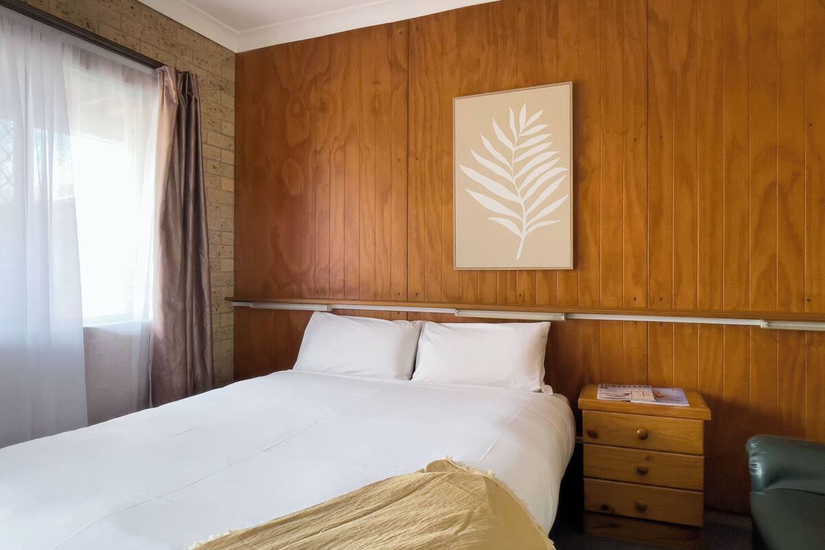 Budget Queen Room | Laptop workspace, iron/ironing board, free WiFi, bed sheets