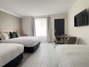 Laptop workspace, iron/ironing board, free WiFi, bed sheets - The Phoenix Artesian Spa Resort and Accommodation (Moree)