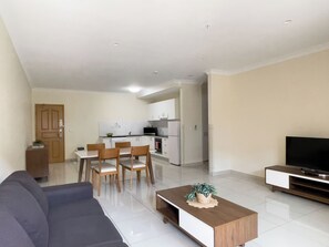 Espacio para trabajar con laptop y tabla de planchar con plancha 