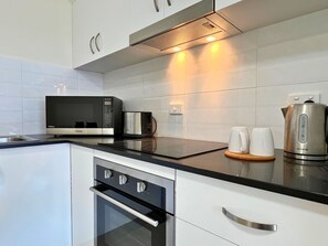 Two-Bedroom Apartment | Bếp riêng | Lò vi sóng, ấm điện 