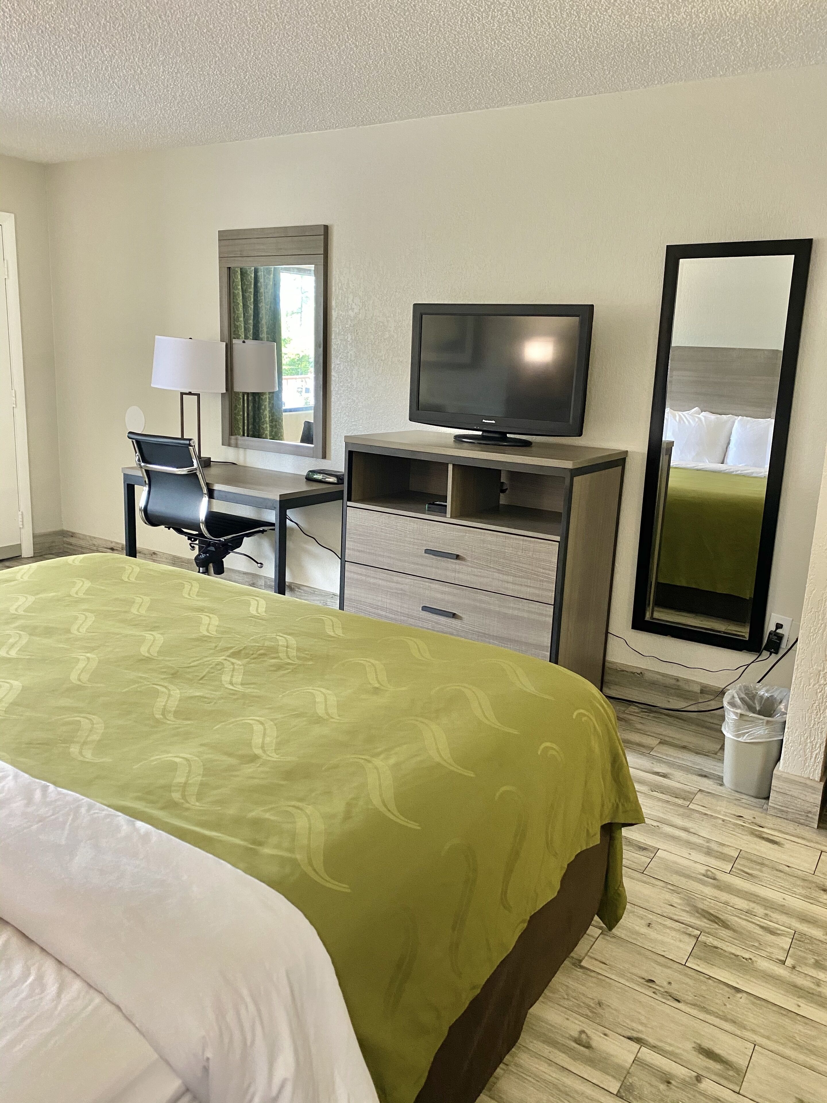 Standard Room, 1 King Bed, Non Smoking | Down duvets, desk, laptop workspace, blackout curtains