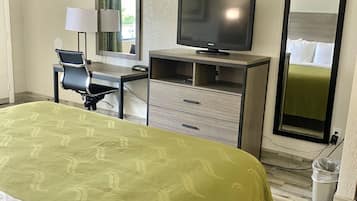 Standaard kamer, 1 kingsize bed, niet-roken | Donsdekens, een bureau, een laptopwerkplek, verduisterende gordijnen