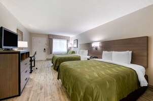 Cubrecamas, muebles diferentes y escritorio