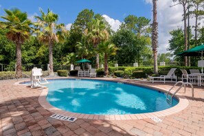 Outdoor pool, open 9 AM to 9:00 PM, pool umbrellas, sun loungers - Quality Inn St. Augustine Outlet Mall (St. Augustine)