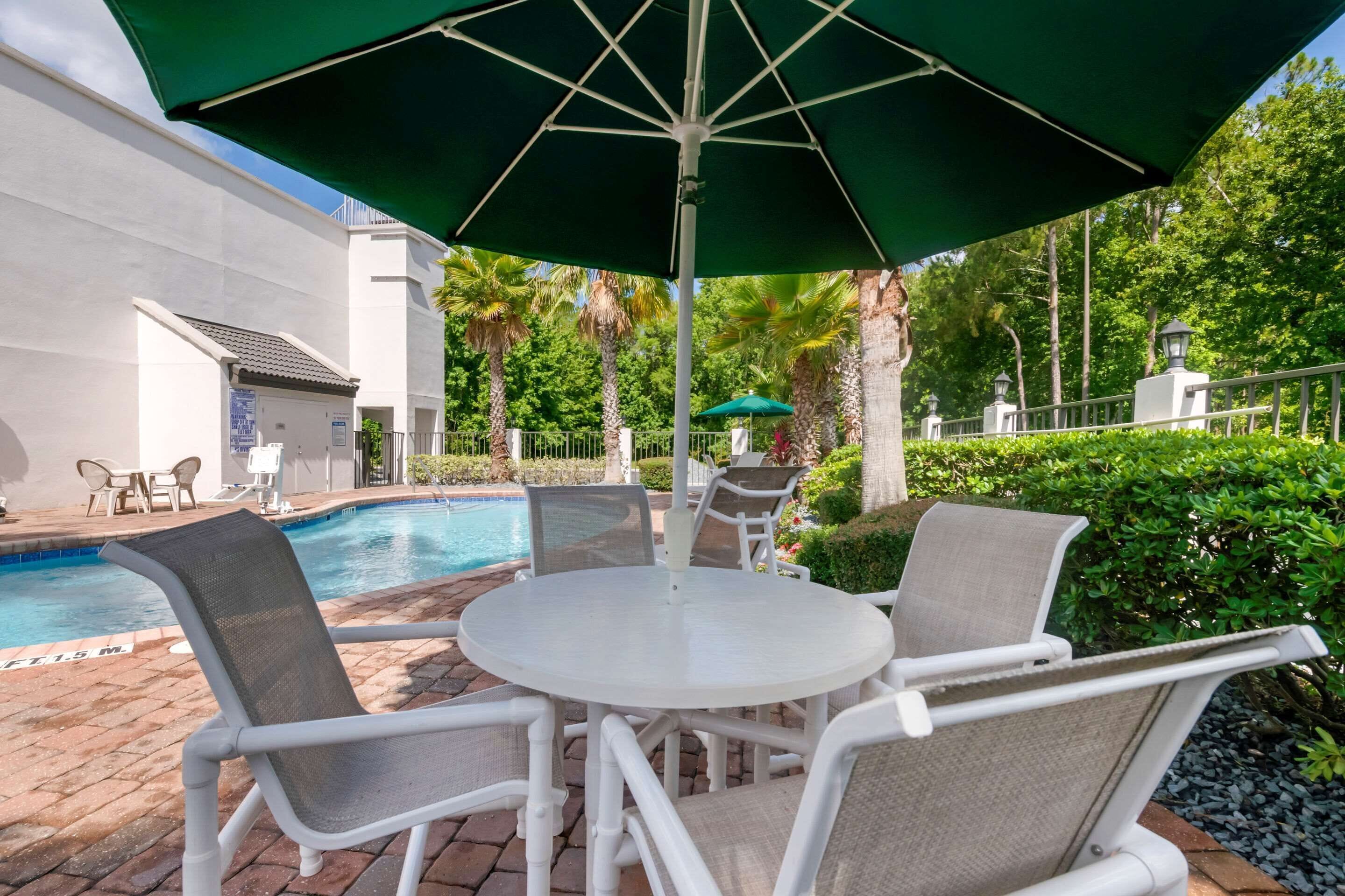 室外游泳池，09:00 至 21:00 开放，池畔遮阳伞，日光浴躺椅