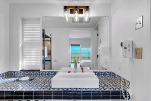 Standard Room, 1 King Bed, Non Smoking | Bathroom - Tombstone Lookout Lodge, SureStay Collection by Best Western (Tombstone)