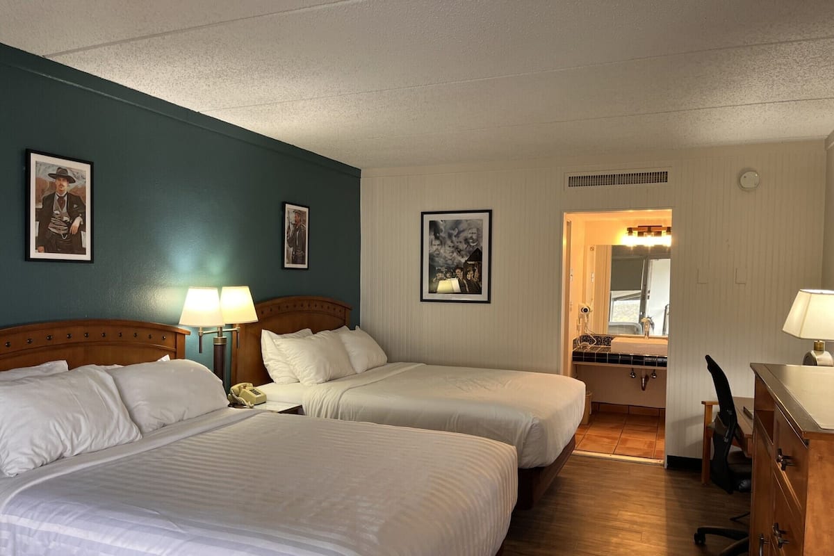 Escritorio, insonorización, tabla de planchar con plancha y wifi gratis