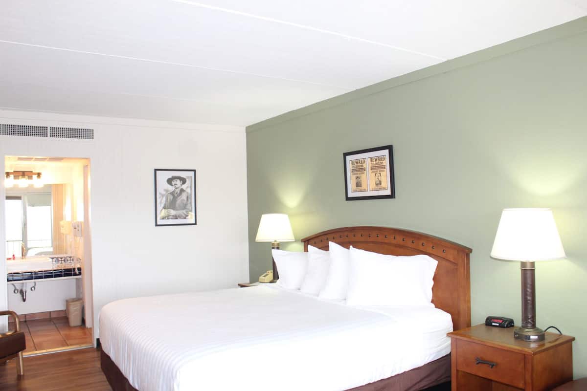 Habitación estándar, 1 cama King size, para no fumadores | Escritorio, insonorización, tabla de planchar con plancha y wifi gratis