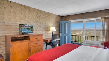 Standard Room, 1 King Bed, Non Smoking | Desk, soundproofing, iron/ironing board, free WiFi