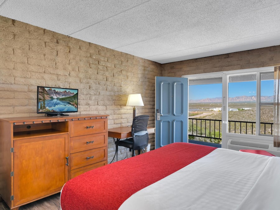 Standard Room, 1 King Bed, Non Smoking | Desk, soundproofing, iron/ironing board, free WiFi