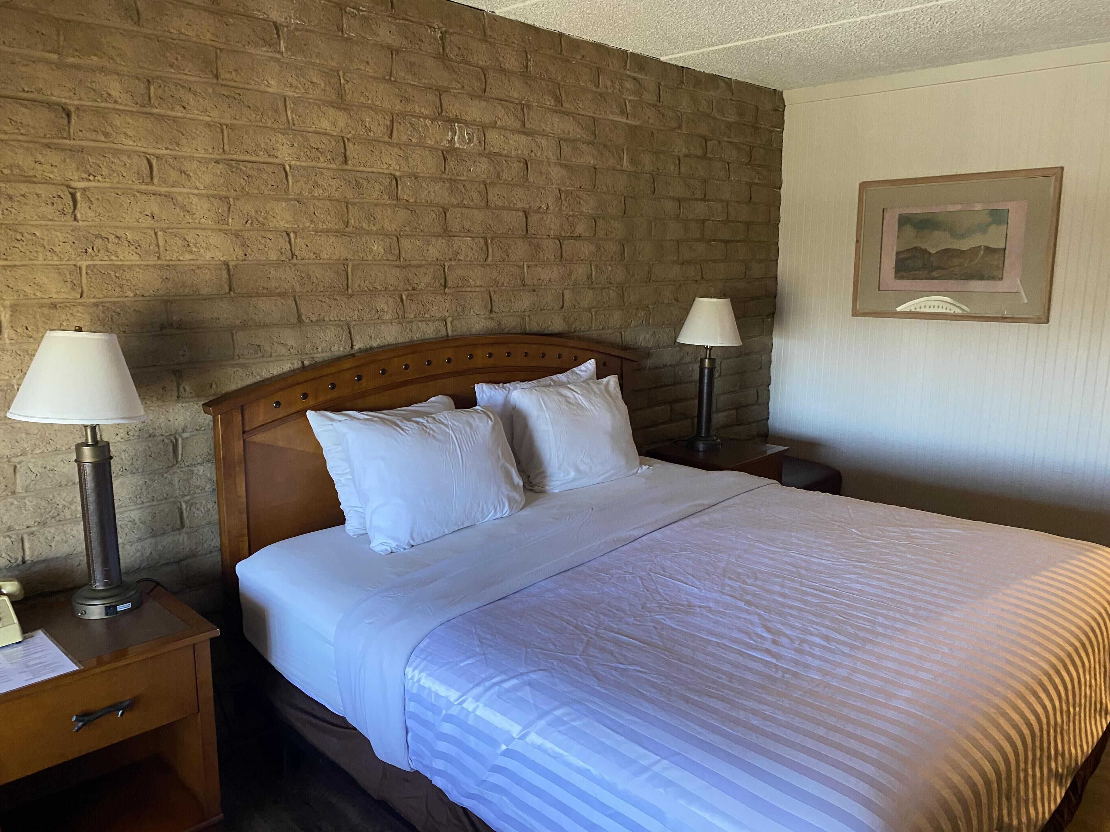 Escritorio, insonorización, tabla de planchar con plancha y wifi gratis 