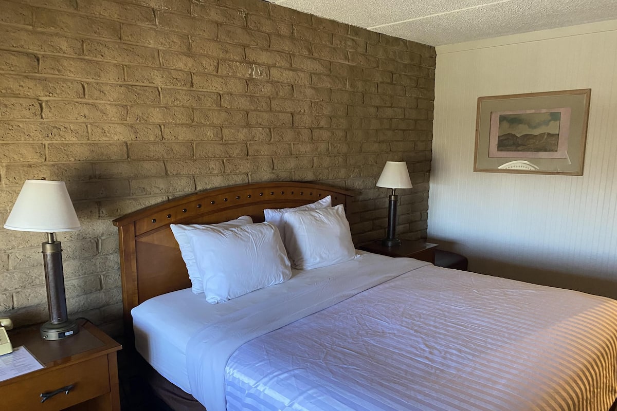 Desk, soundproofing, iron/ironing board, free WiFi