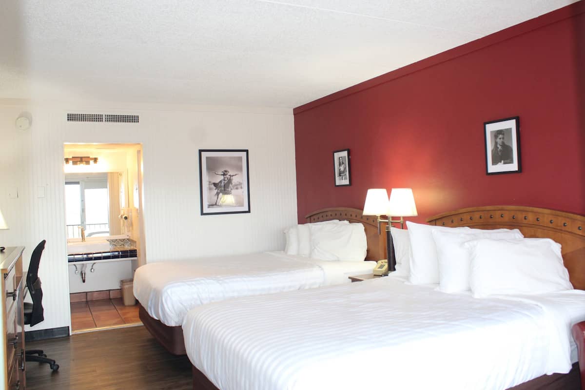 Habitación estándar, 2 camas Queen size, para no fumadores | Escritorio, insonorización, tabla de planchar con plancha y wifi gratis