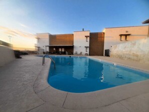 Bar en milieu de piscine