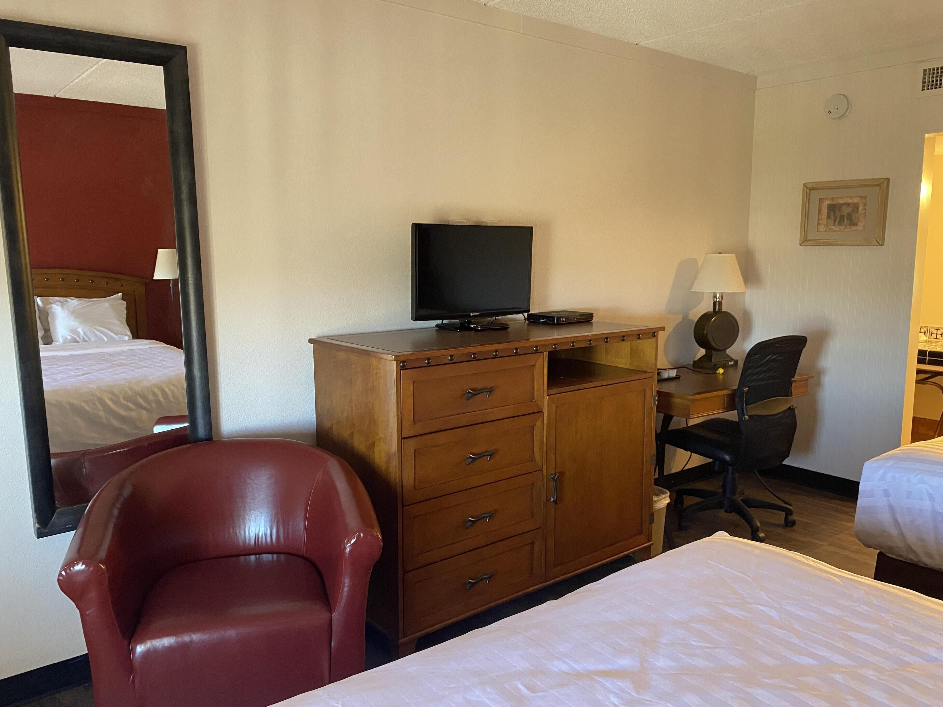 Escritorio, insonorización, tabla de planchar con plancha y wifi gratis 