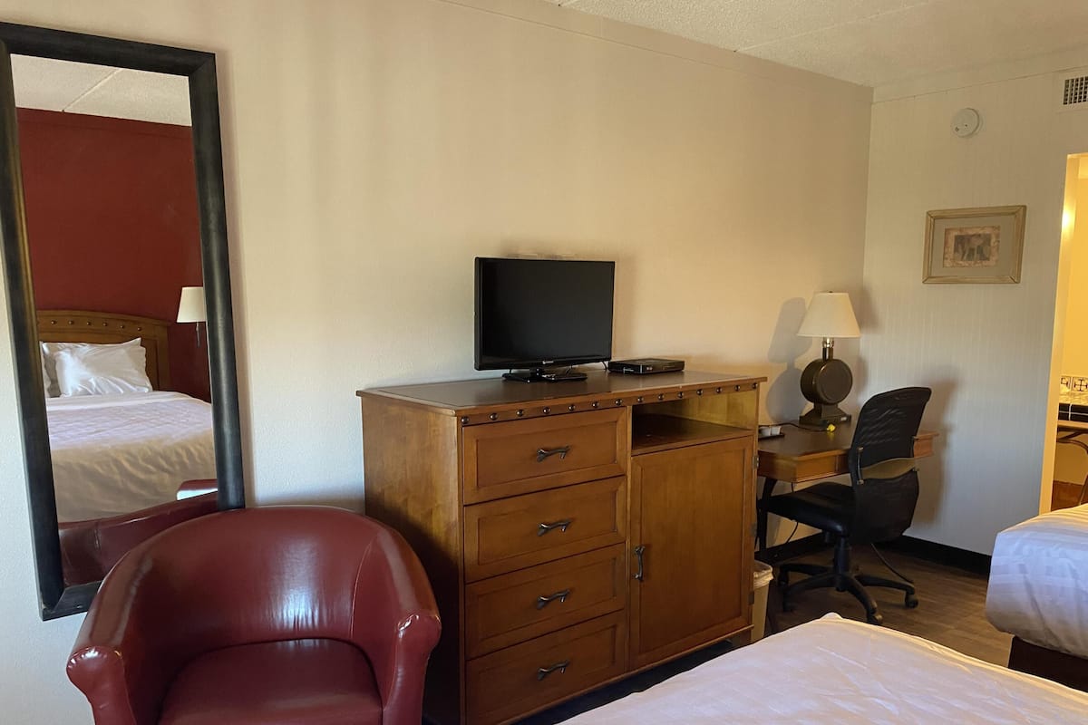 Desk, soundproofing, iron/ironing board, free WiFi