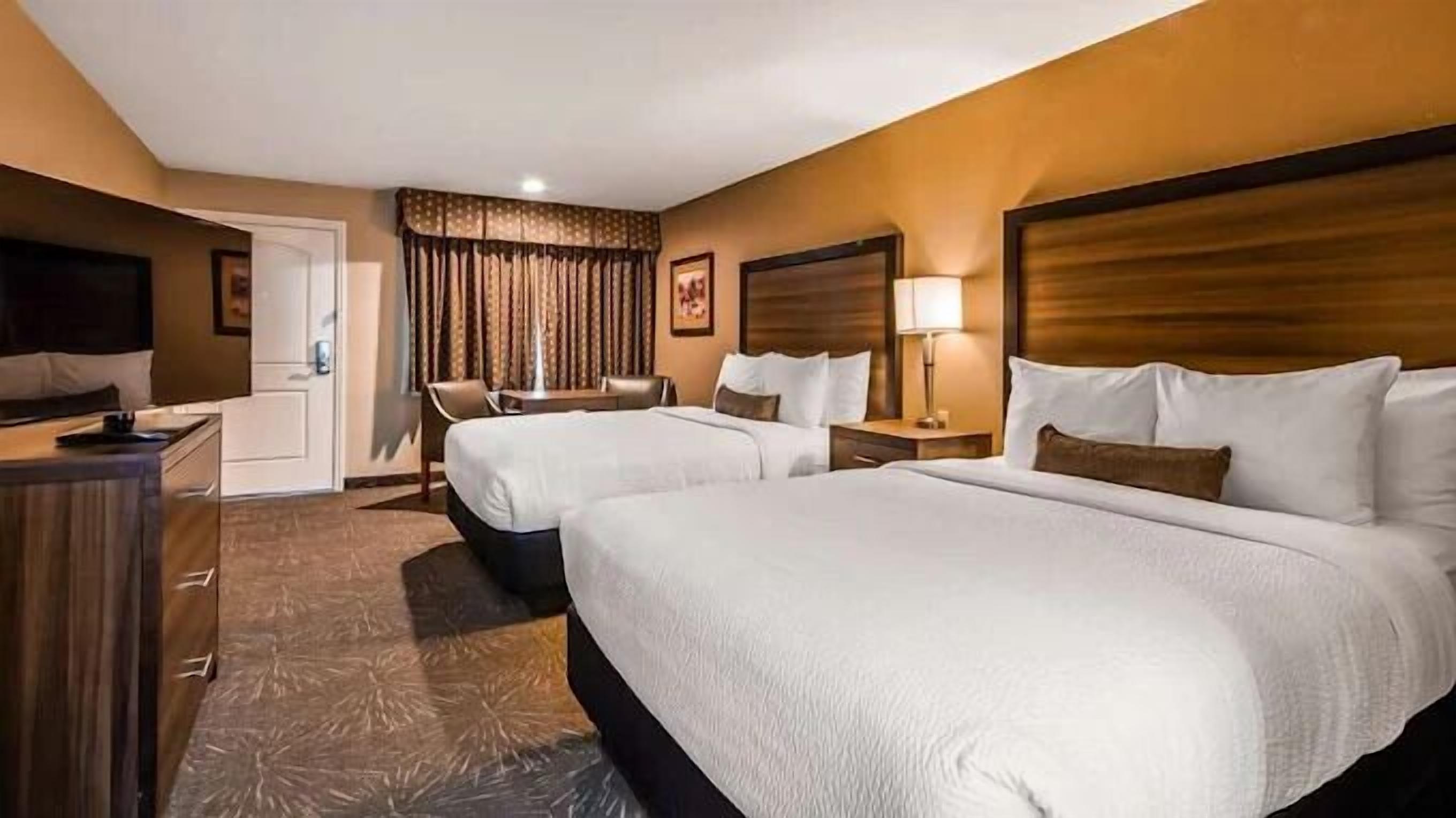 Suite, Multiple Beds, Non Smoking, Refrigerator & Microwave (with Single Sofabed) | Pillow-top beds, in-room safe, iron/ironing board, rollaway beds