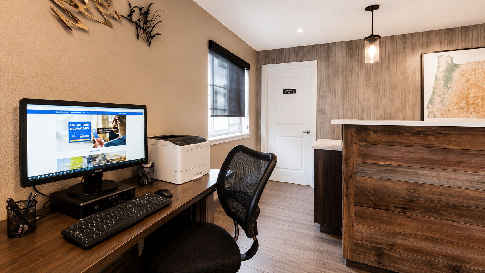 Un espace de bureau moderne équipé d’un ordinateur de bureau, d’une imprimante et d’un fauteuil de bureau.